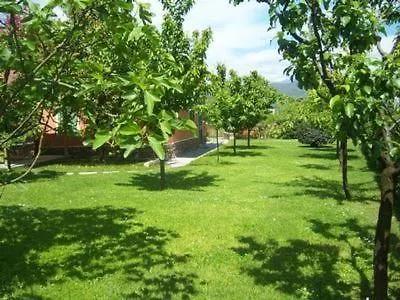 別荘 In Mit Garten Und Pool